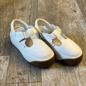 Ugg ez-duzzit T strap platform sneakers white sz 9 LN